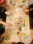 18.12.2019  Workshop výroba náramků z minerálů a polodrahokamů. Vánoční tvoření, ochutnali jsme i cukroví a vytvořili krásné náramky pro blízké i pro sebe.