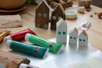 Miniaturní domečky a svícen domečky ze dřeva