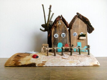 Miniaturní domečky a svícen domečky ze dřeva