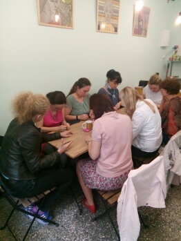 Workshop tvoření shamballa náramků pro holky z firmy Legrand, květen 2019