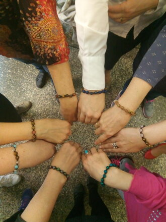 Firemní workshop tvoření shamballa náramků pro holky z firmy Legrand