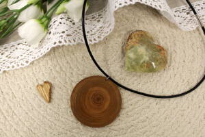 Dřevěný náhrdelník ze slivky